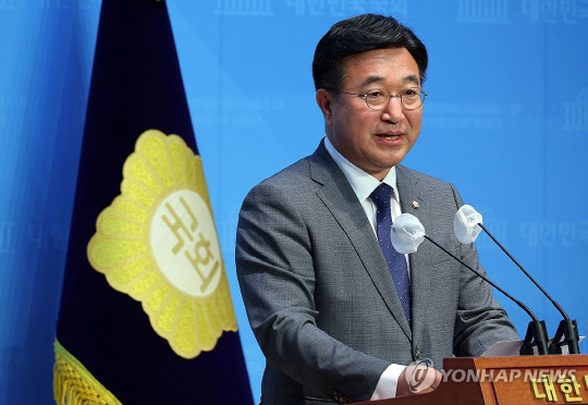 더불어민주당 헌법개정특별위원회 위원장인 윤호중 의원이 13일 오전 국회 소통관에서 열린 원포인트 개헌 요구 기자회견에서 발언하고 있다. 연합뉴스